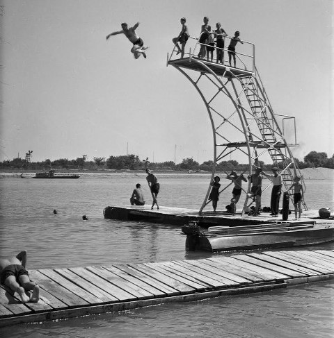Пляж Жилгородка в 1953 году. Вышка для прыжков в воду