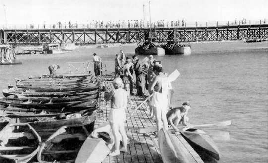 Понтонный мост. 50-е годы ХХ века. Мост просуществовал с 1949 по 1965 годы