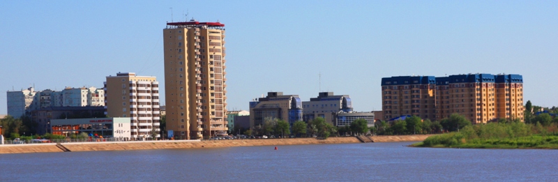 Новые жилые дома города. Вид с реки.