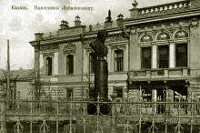 В сквере у д.Ушкова установлен (1896 г.) памятник Николаю Ивановичу Лобачевскому.
