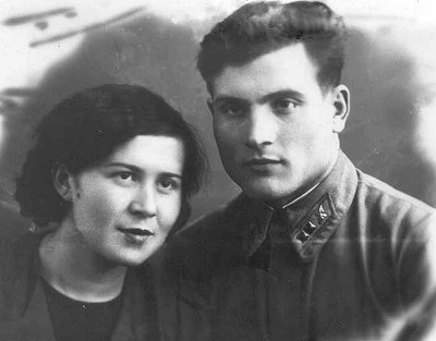 Михаил Девятаев с женой.