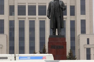 Памятник Ленину на фоне здания Государственного совета РТ, площадь Свободы, Казань