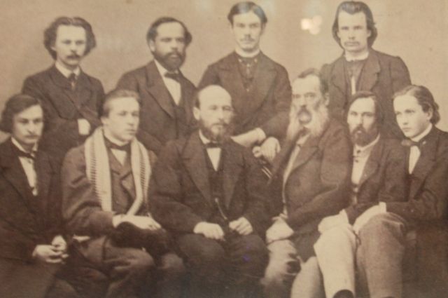 Александр Бутлеров (сидит в центре) преподавал в Казанском университете и был его ректором. Фото из экспозиции Казанской химической школы