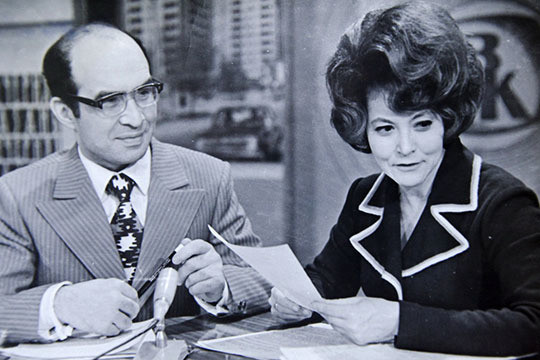 Ведущие Абдулла Дубин и Иркэ Сакаева в телестудии (1974 год).