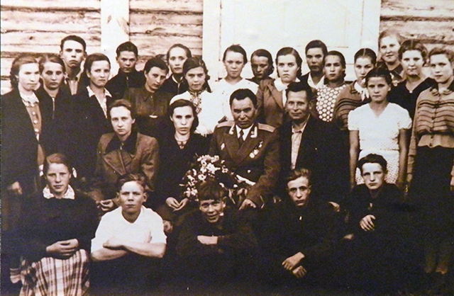 Петр Гаврилов на встрече со школьниками с.Пестрецы. 1965 год