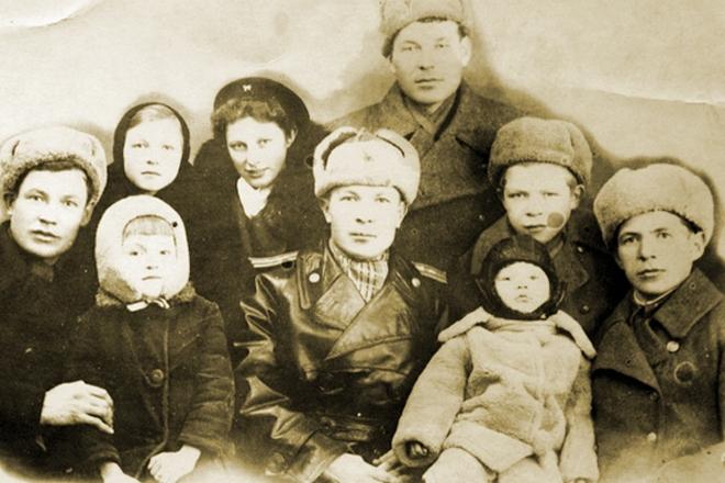 Семен Коновалов с родственниками после войны
