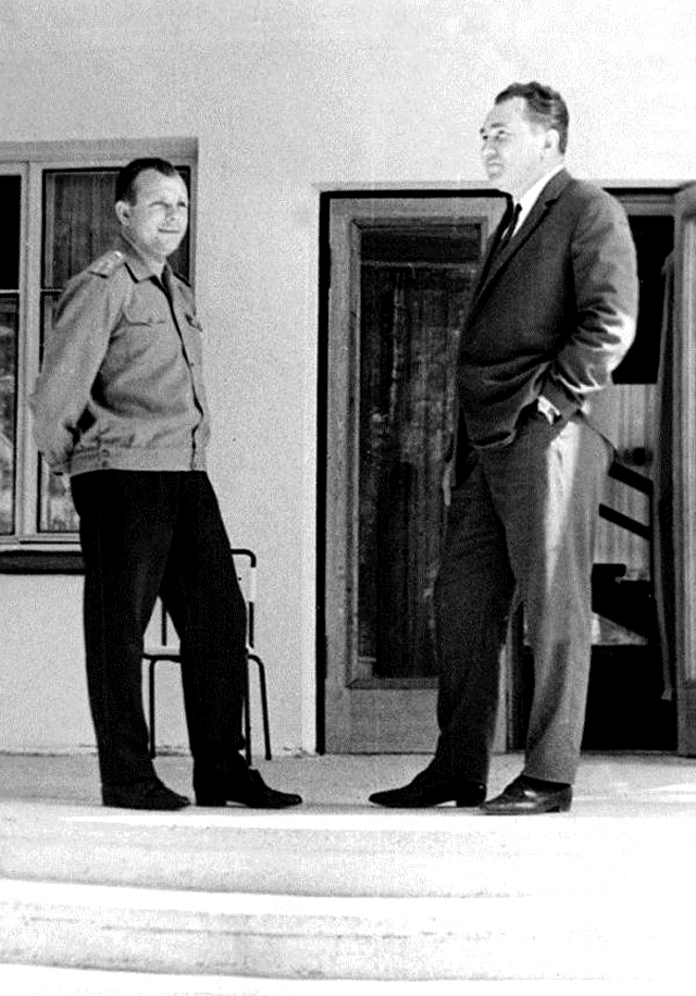 Юрий Гагарин и Фикрят Табеев во время посещения Казани в августе 1967 года.