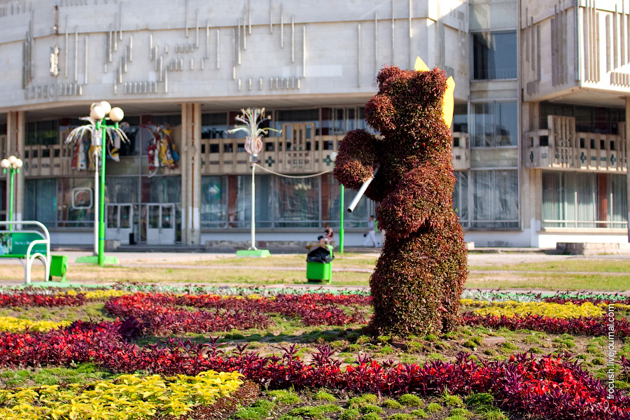 Сошедший с герба города Ярославля и вросший корнями напротив Ярославского государственного театра юного зрителя медведь