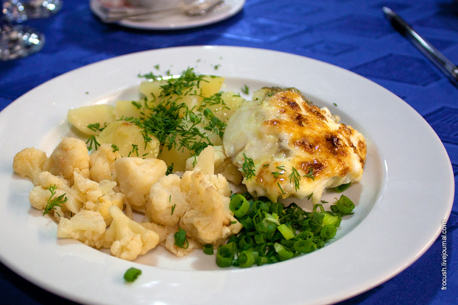 Ужин 2 июля 2010 года на теплоходе «М.В.Ломоносов». Картошка, цветная капуста, рыба.