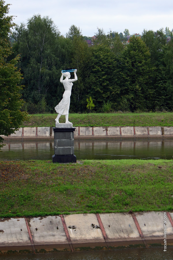 Скульптура девушки с корабликом на верхнем бьефе шлюза №5