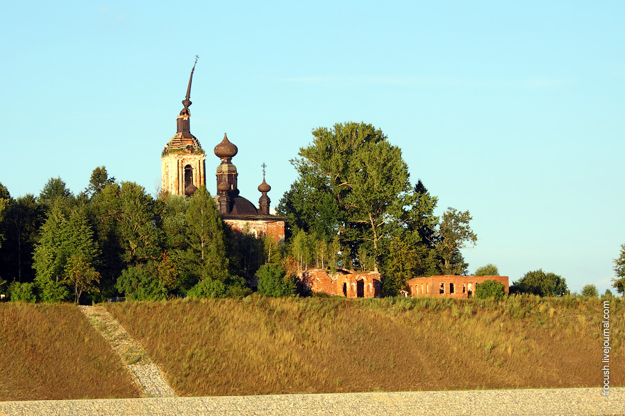 Разрушенная Церковь Преображения в селе Городок Рыбинского района на правом берегу Волги