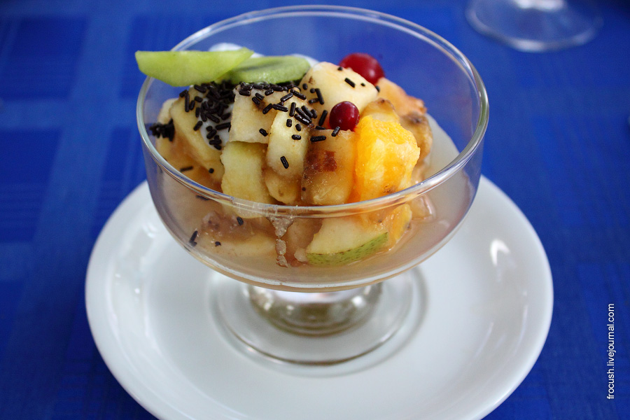 Десерт из фруктов с йогуртом (апельсин, банан, киви, яблоки, груша), йогурт, темный шоколад