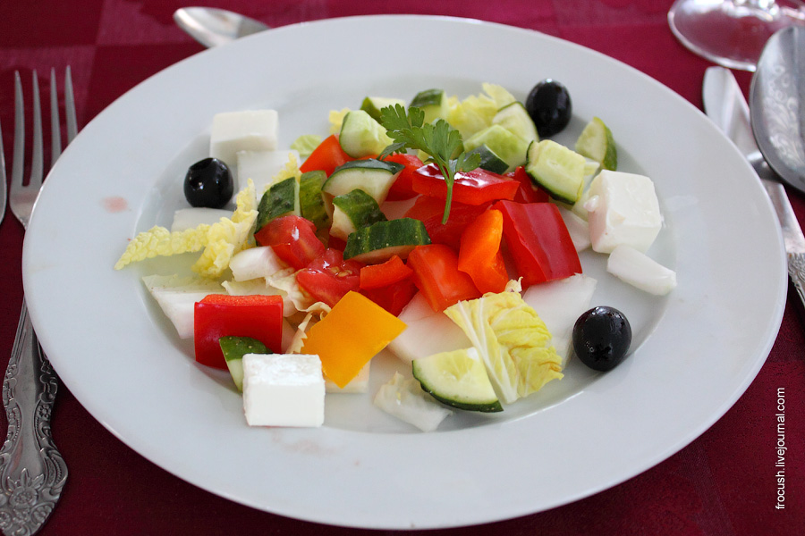 Салат «Греческий» (помидор, перец сладкий, огурец, салат китайский, маслины, брынза), заправка из масла оливкового, лимона