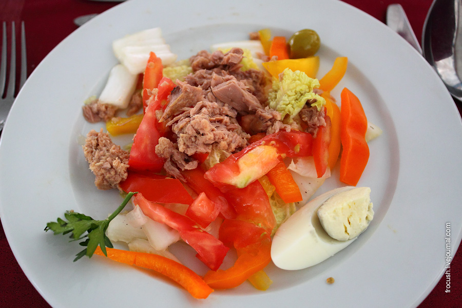 Салат овощной с тунцом