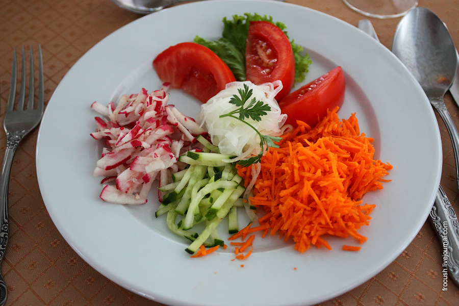 Салат «Прованский» (огурцы, помидоры, морковь, редис), заправка из растительного масла с лимонным соком