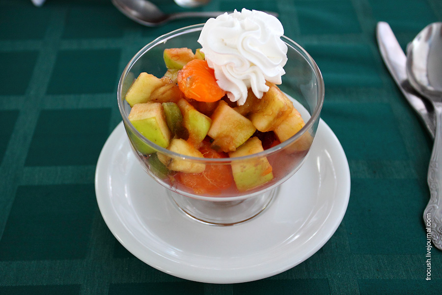 Десерт «Санта-Барбара» (фрукты, ягоды, сливки)