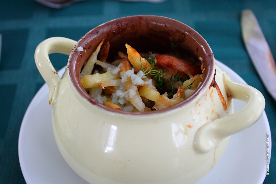 Азу (говядина тушеная с луком, помидорами, солеными огурцами и картофелем)