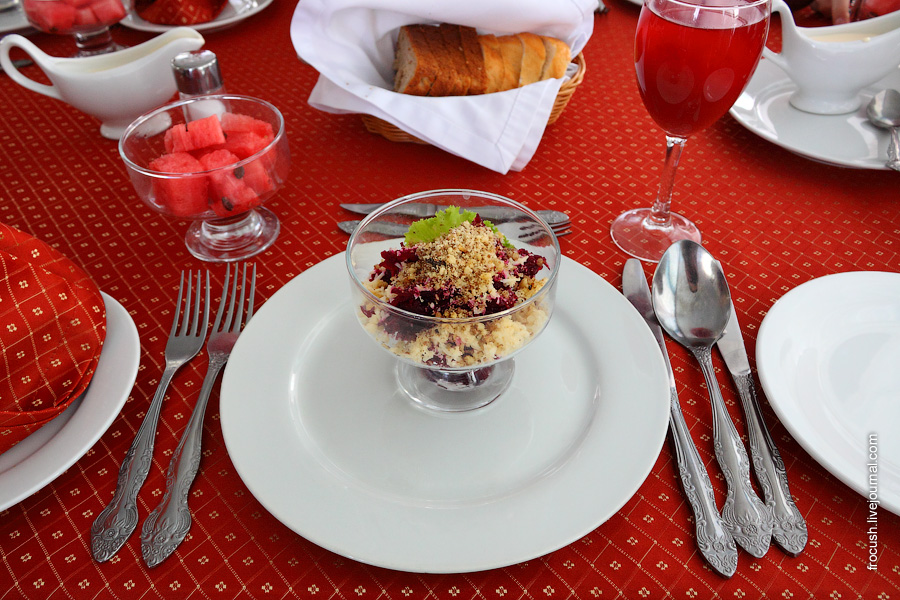 Салат из свеклы с чесноком, сыром и грецкими орехами