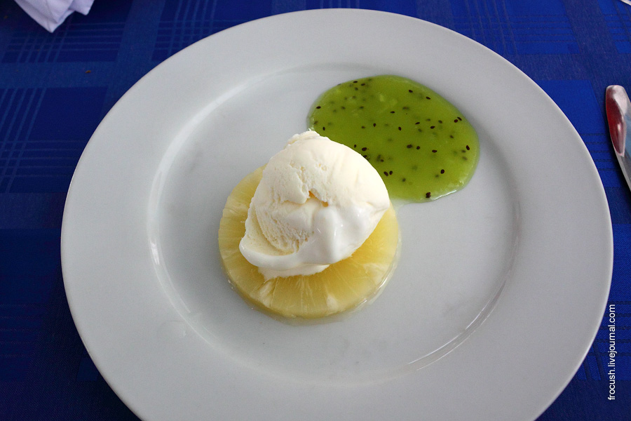 Десерт «Тропиканка» (мороженое на ананасе с соусом из киви)