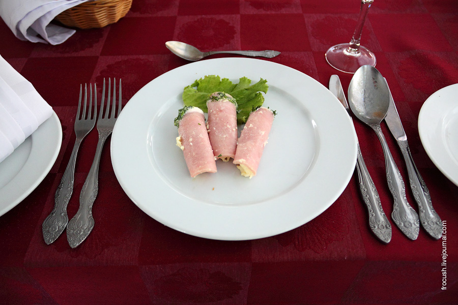Рулетики ветчинные (фаршированные салатом из сыра, яйца, чеснока)