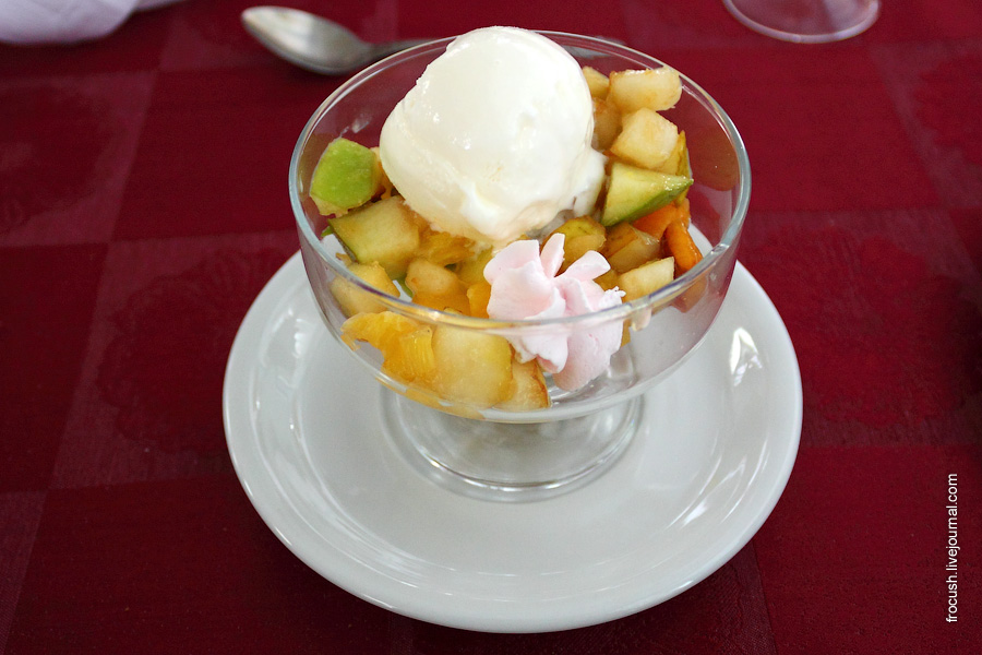 Десерт «Романтика» (мороженое с фруктами и взбитыми сливками)