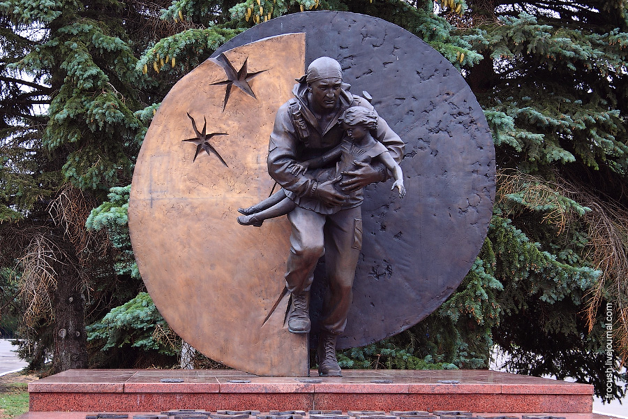 Памятник Герою России Дмитрию Разумовскому, погибшему в Беслане при освобождении заложников