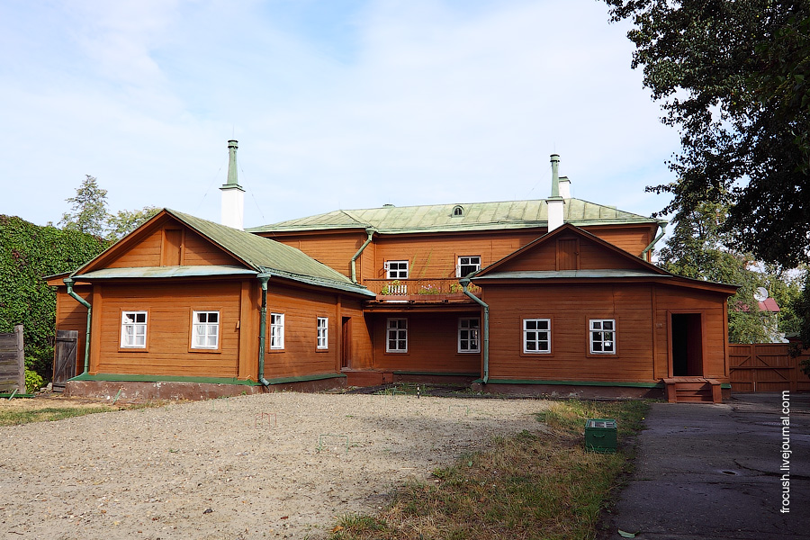 Дом-музей В.И.Ленина. В этом доме с 1878 по 1887 год Володя Ульянов жил. На переднем плане поле для крокета.