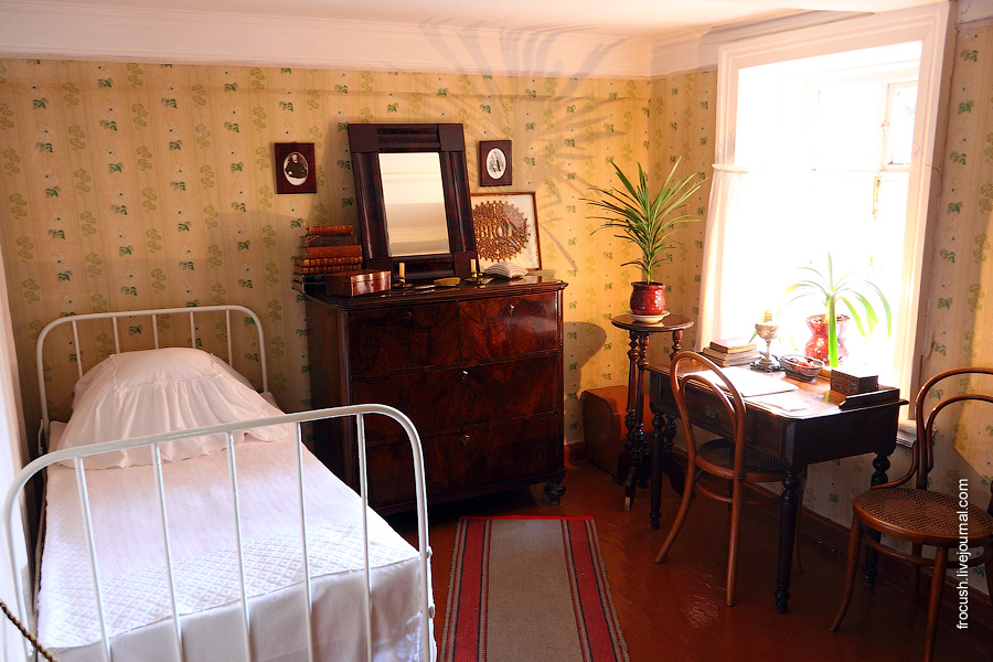 Небольшая комната Марии Александровны.