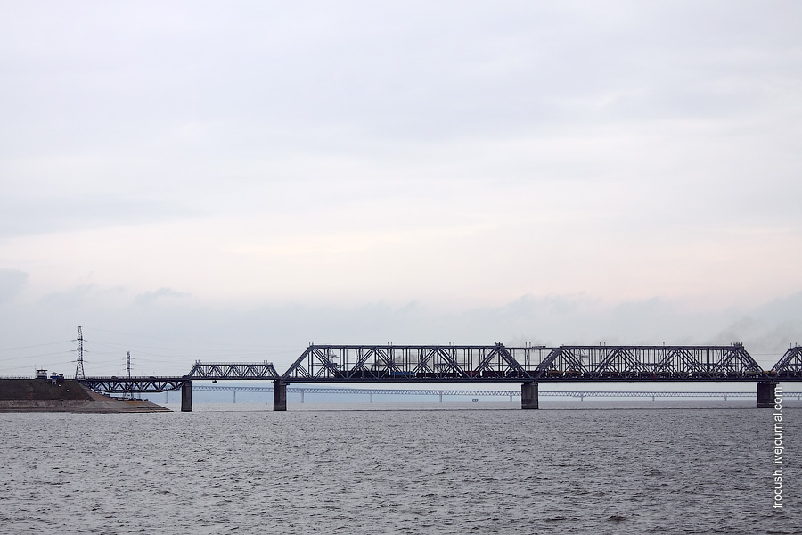 Железнодорожный и автомобильный мост через Волгу (на заднем плане Президентский мост)