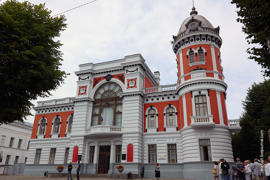 Дом-памятник И.А.Гончарову (архитектор А.Шодэ, 1916 год). Сейчас здесь краеведческий и художественный музеи.