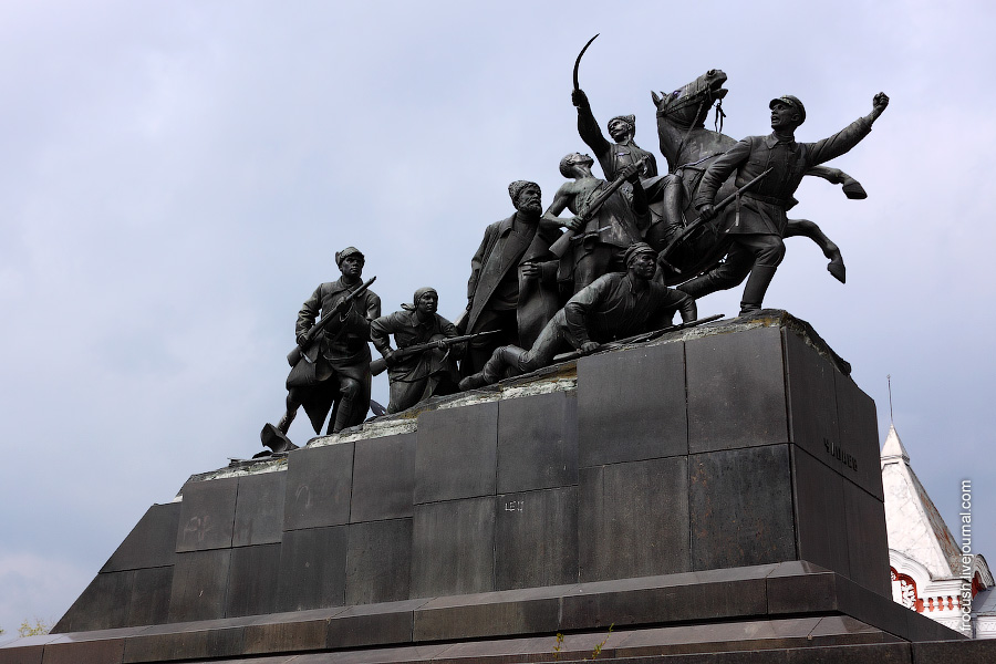 Памятник Василию Чапаеву.