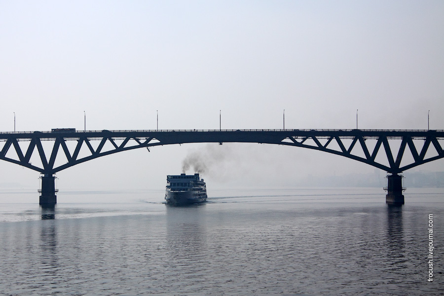 Теплоход «Федор Шаляпин» 18 августа 2010 года проходит под Саратовским автомобильным мостом