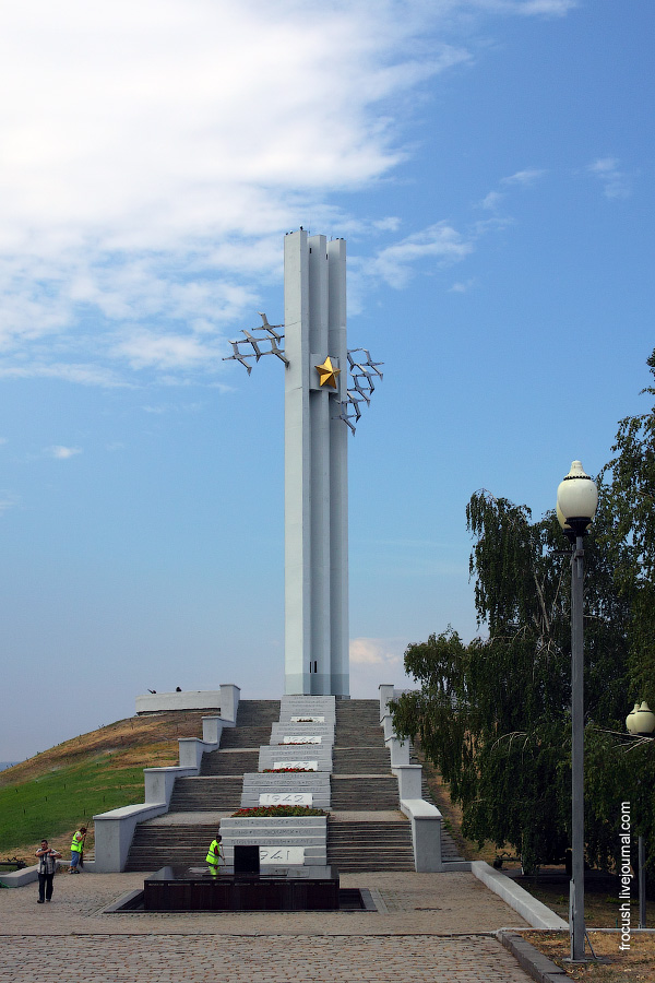Монумент «Журавли» (40 метровая стела)