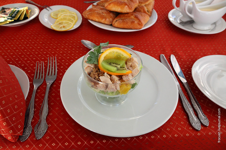 Салат «Колибри» (курица отварная, шампиньоны, апельсины, чеснок, грецкие орехи, майонез с йогуртом)
