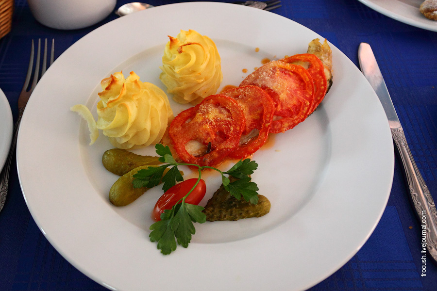 Рыба «Провансаль» (судак, запеченный с помидорами и сухарями), овощи консервированные, картофельные розочки.