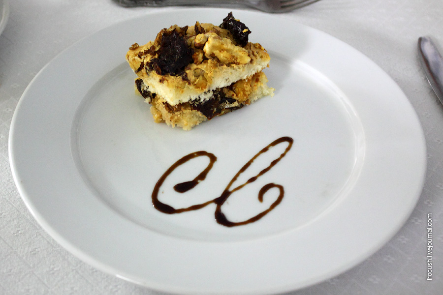 Десерт «Лакомка» (бисквитные коржи с кремом из вареной сгущенки, чернослива и грецких орехов)