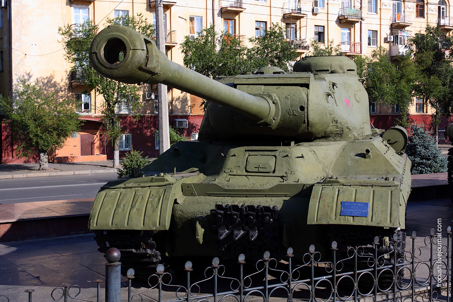 Тяжелый танк ИС-2.