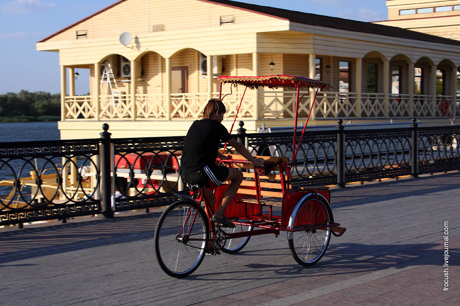 Астраханский велорикша на фоне пивного ресторана «Поплавок»