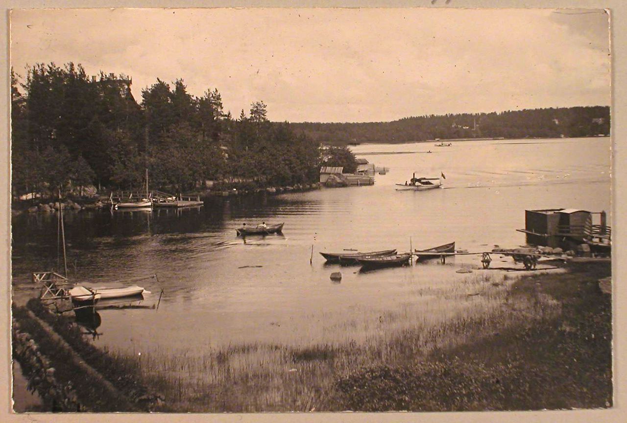 29.Лодки у берега в дачной местности Пикруки, находящейся рядом с имением Монрепо