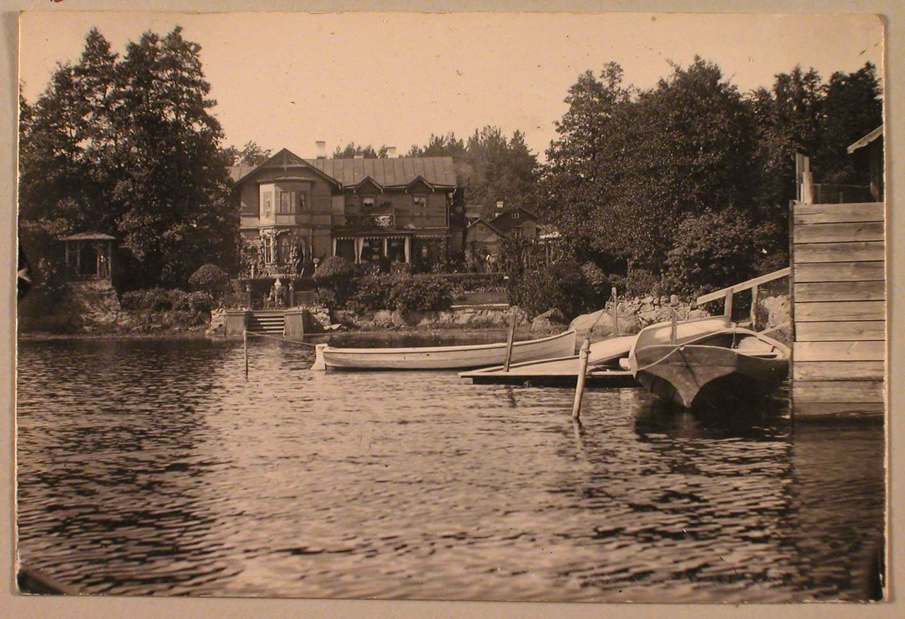 41. Вид жилого дома на берегу озера в дачной местности Пикруки; справа - лодочный причал
