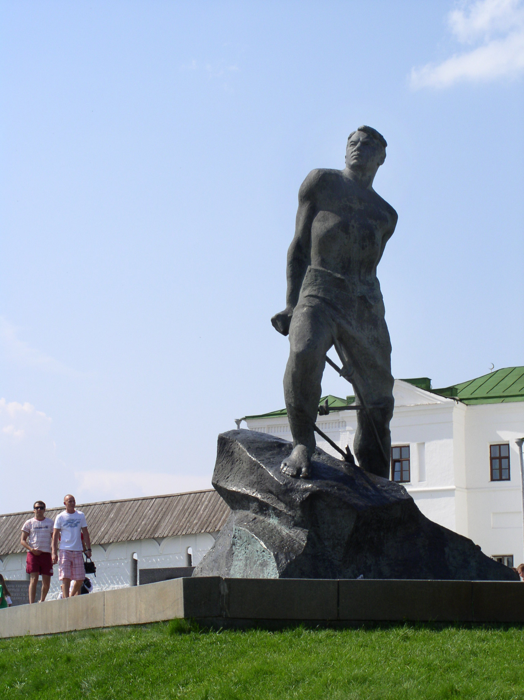 Памятник джалилю в казани. Памятник Мусы Джалиля в Казани. Казанский Кремль памятник Мусе Джалилю. Статуя Муса Джалиль Казань. Муса Джалиль памятник.