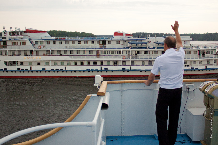 Капитанское приветствие при расхождении с теплоходом «Рылеев»