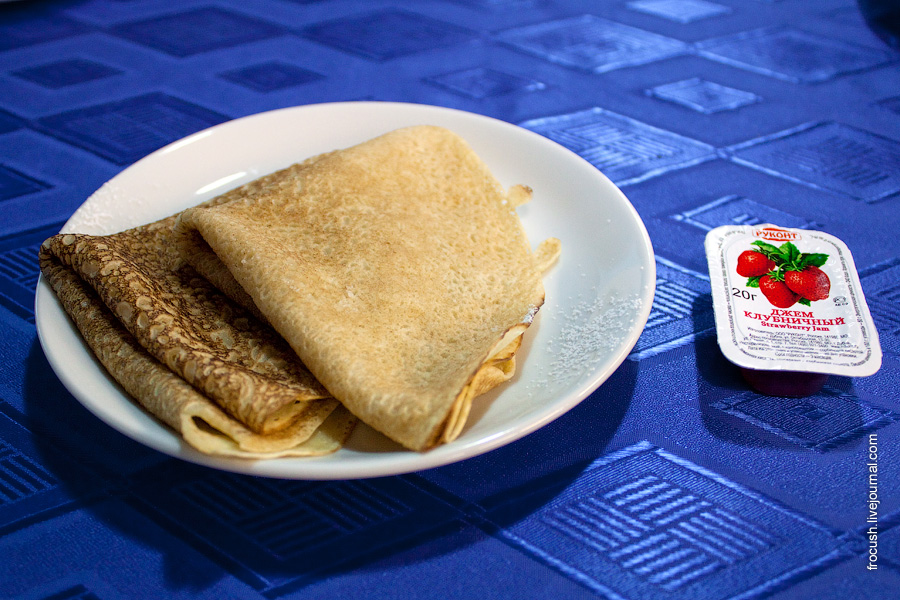 Завтрак 3 июля 2010 года на теплоходе «М.В.Ломоносов». Блинчики с джемом.