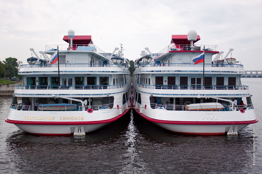 Теплоходы «Константин Симонов» и «Русь» на причале города Углича 3 июля 2010 года