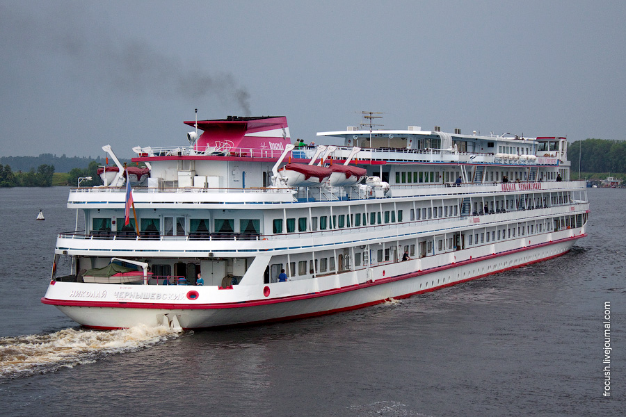 Теплоход «Николай Чернышевский» в Угличе 3 июля 2010 года