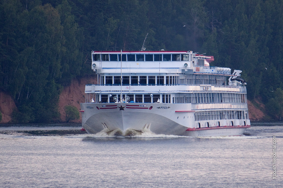 Теплоход «Русь» идет вверх по Волге в сторону Углича 3 июля 2010 года