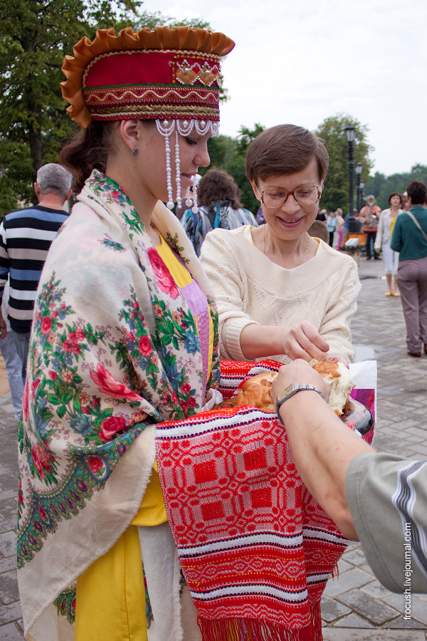 Встреча туристов теплохода «М.В.Ломоносов» в Угличе 3 июля 2010 года