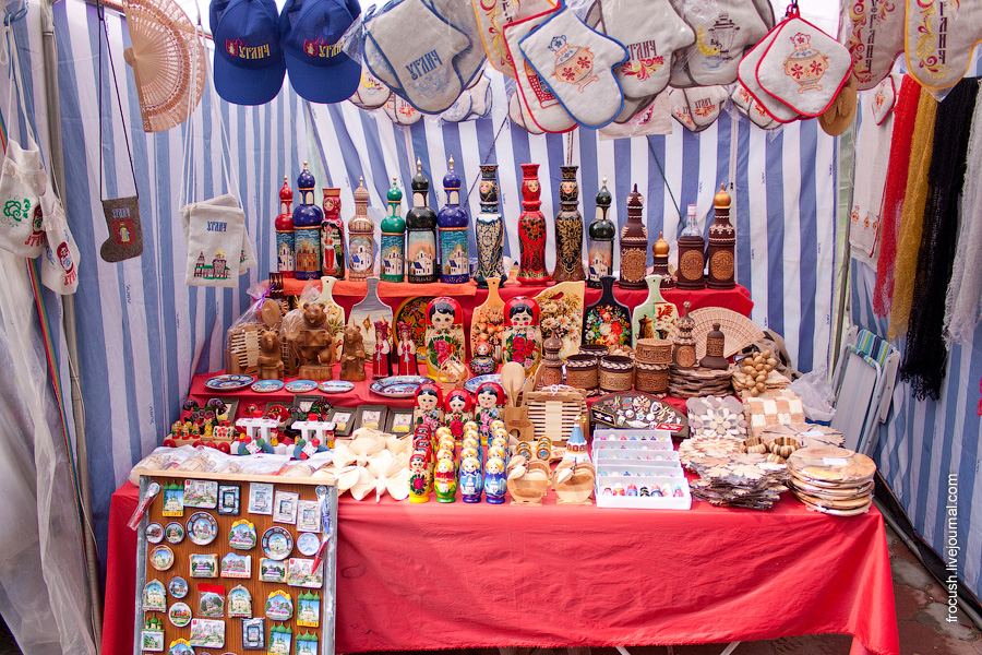 Сувенирная палатка рядом с причалом Углича 3 июля 2010 года