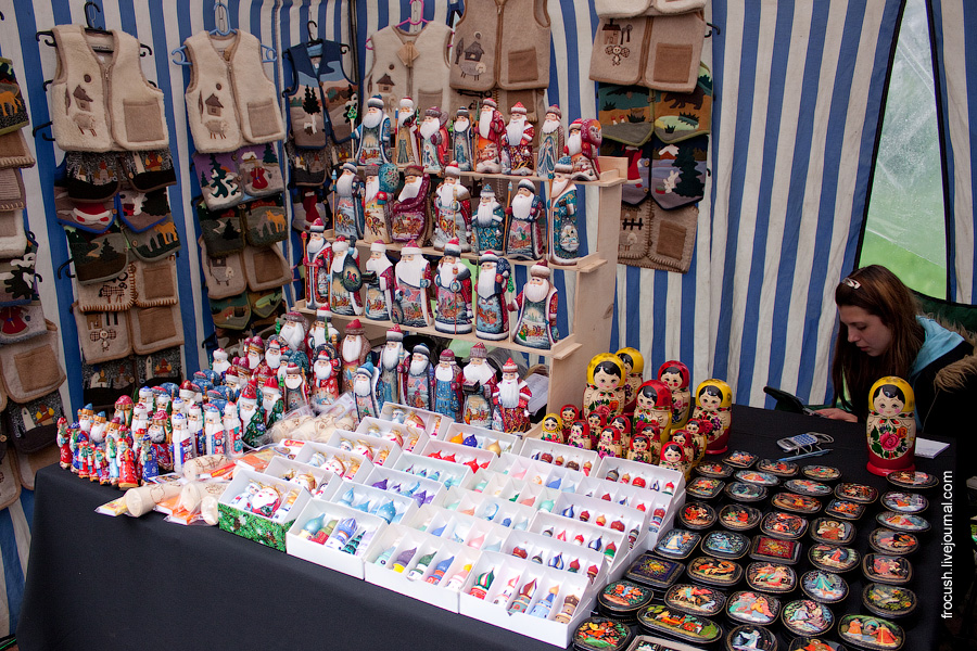 Сувенирная палатка рядом с причалом Углича 3 июля 2010 года