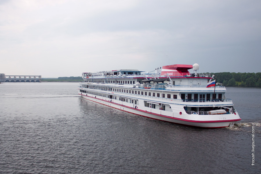 Разворот на месте теплохода «Русь» перед причалами города Углича 3 июля 2010 года